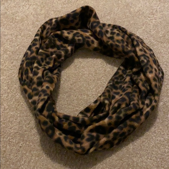 Cozy leopard infinity scarf - Picture 1 of 3